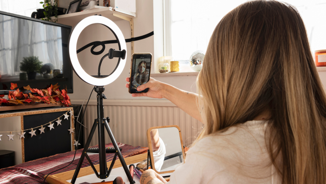 Pogrbljeni, sa podočnjacima i proćelavi: Kako će izgledati influenseri za 25 godina (FOTO)