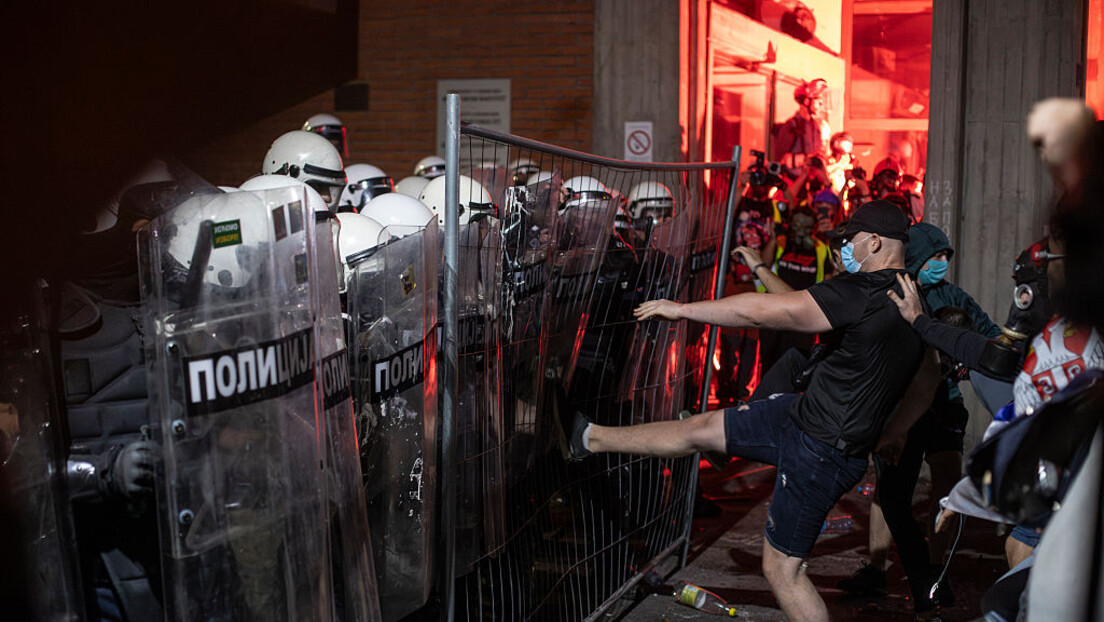 Dačić: Masovan napad na policiju u Novom Sadu, povređeno 13 policajaca