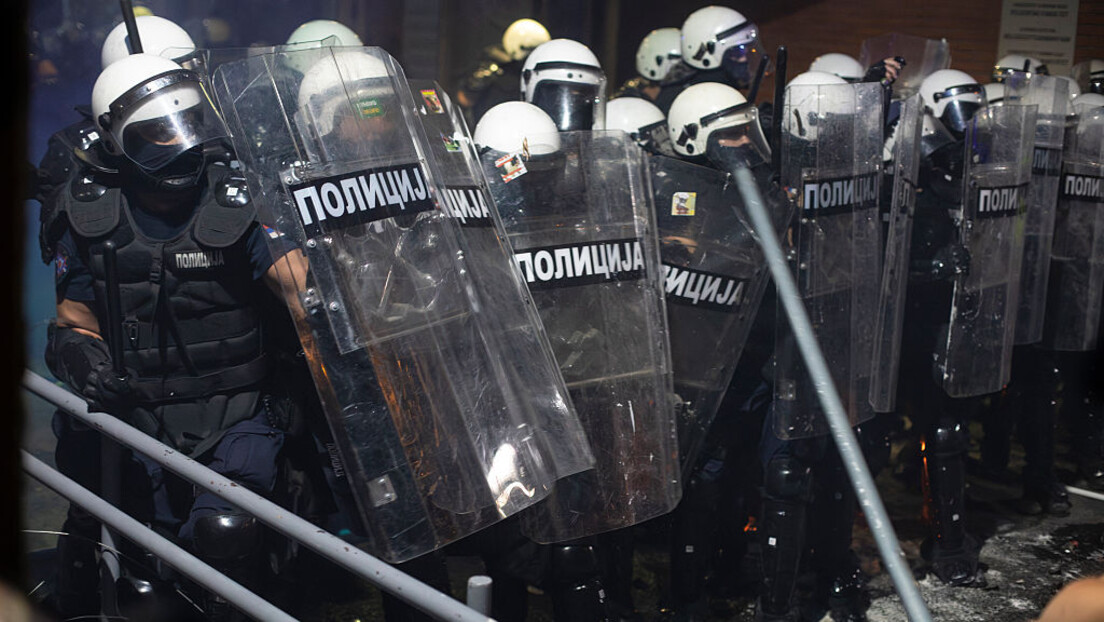 Министар унутрашњих послова: Полиција је жртва бруталности, једном полицајцу отет службени пиштољ