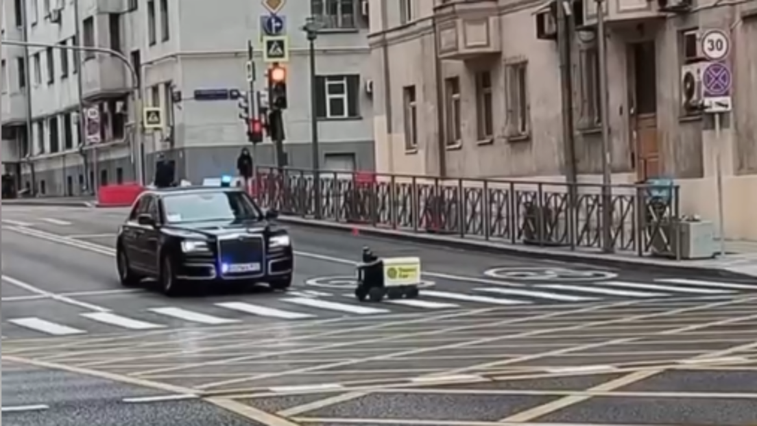 Mali, a neustrašiv: Robot-dostavljač u Moskvi preprečio put vozilu pod pratnjom (VIDEO)