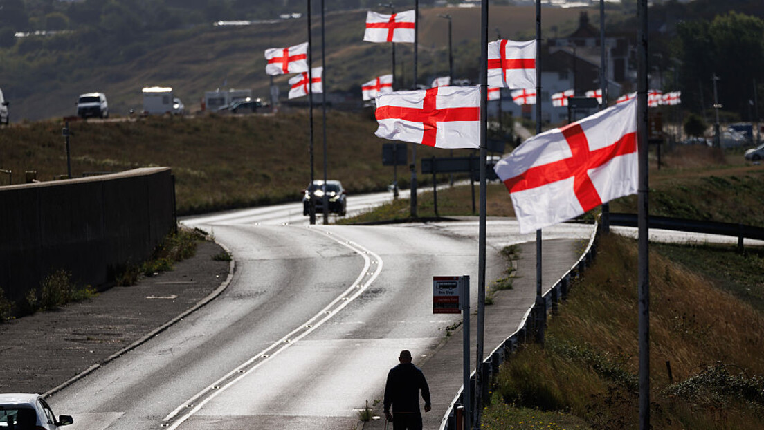 Енглеска застава и шкотска девојчица