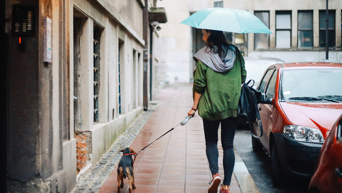 Oblačno i nestabilno, povremeno s kišom i pljuskovima, ponegde s olujnim vetrom