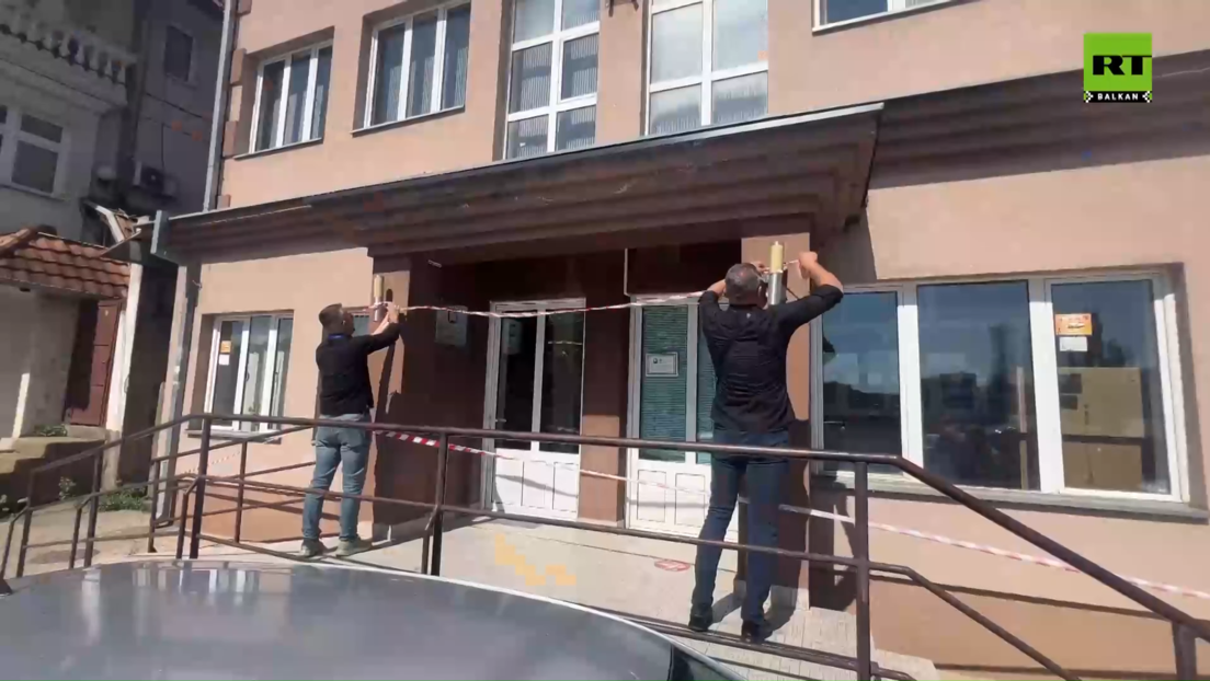 Albanci preuzimaju zgradu PIO i  RFZO fonda u Kosovskoj Mitrovici – skinuta srpska zastava (VIDEO)