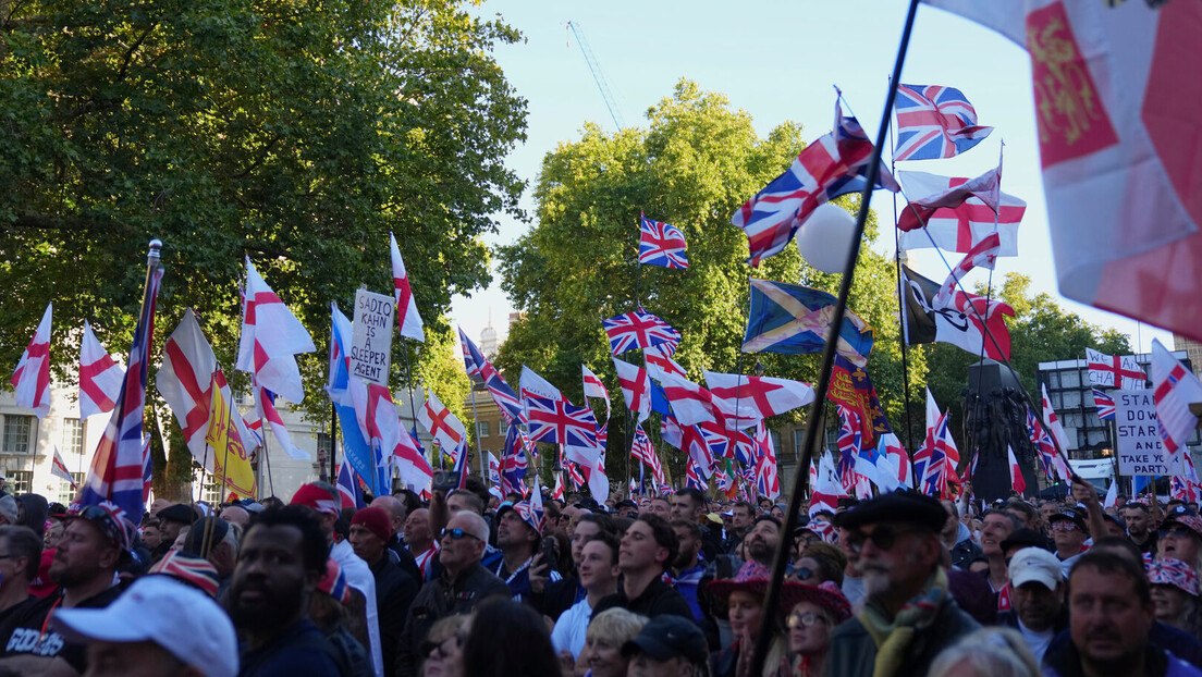 Стармер о протестима: Нећемо толерисати нападе на полицију