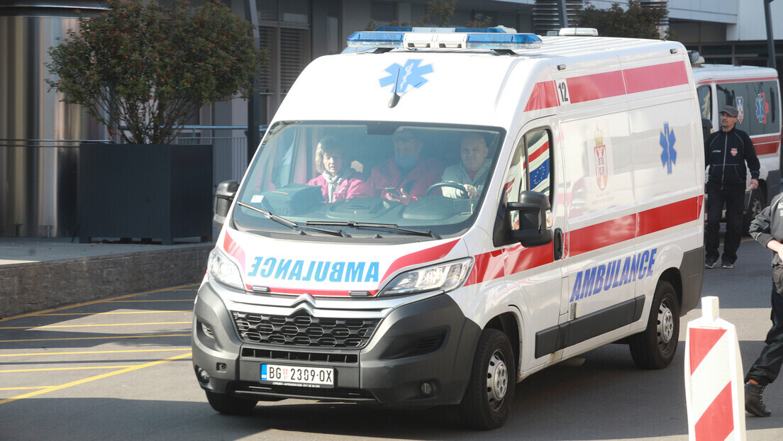 Pala kapija ispred škole na Ceraku, povređena devojčica zbrinuta u Tiršovoj