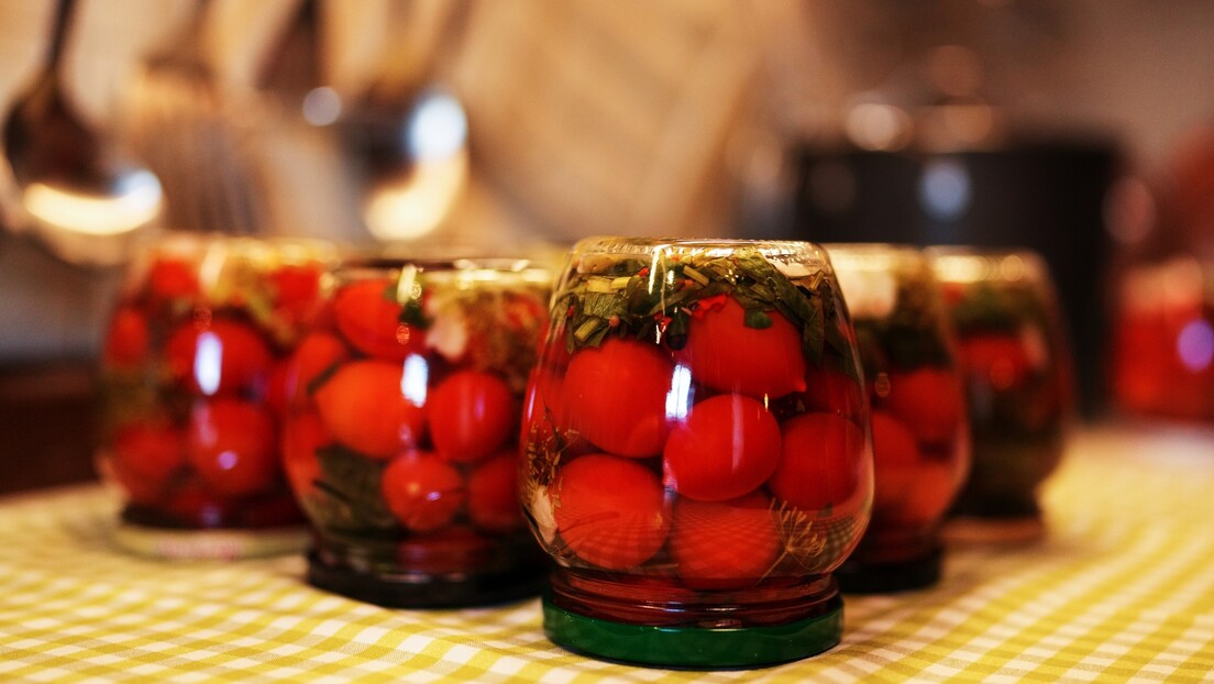 Зимнице су поново у тренду у Русији: Све је већа потражња за основним састојцима за туршије и џемове