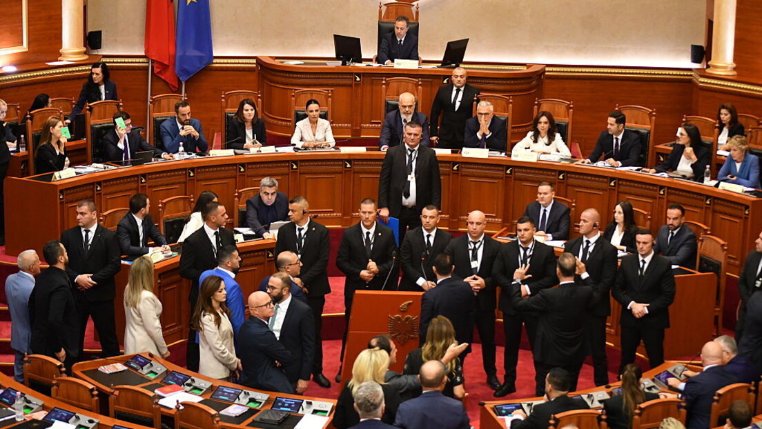 Haos u Tirani zbog virtuelne ministarke: "Neustavna" Dijela? (VIDEO)