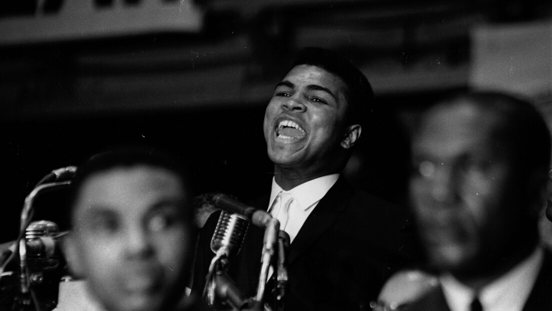 Simbol žrtve i vere u sopstvene principe – na aukciji nepotpisana vojna knjižica Muhameda Alija