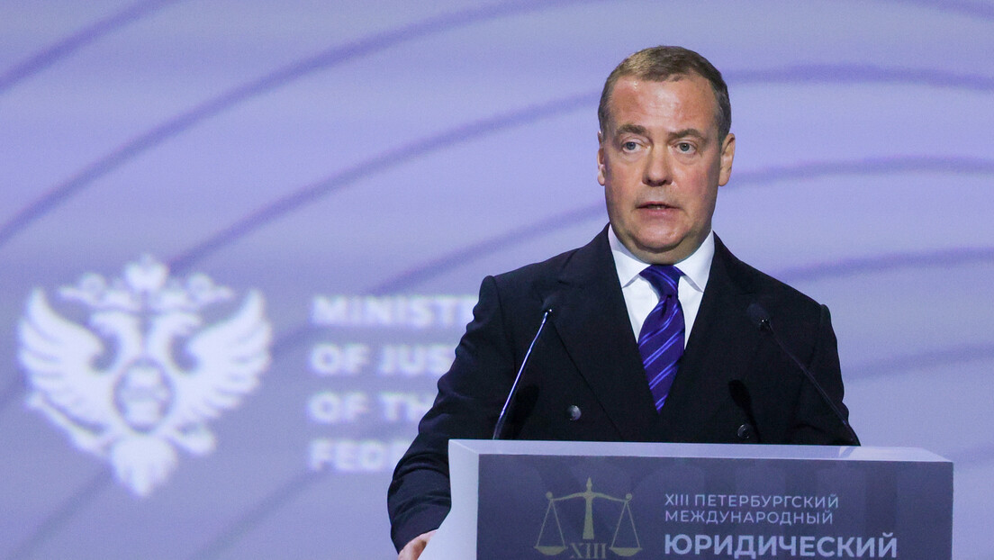 Медведев о намерама Савета Европе: Психоделичне фантазије дугиних боја