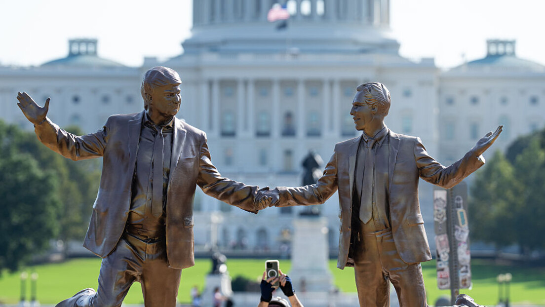 Mesec prijateljstva u Vašingtonu: Tramp i Epstin plešu u parku