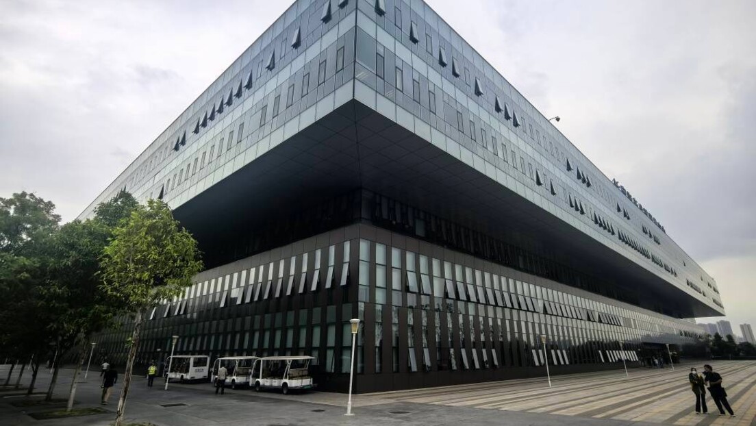 RT Balkan u "tamnoj fabrici" kineske kompanije: Čekajući Saru Konor