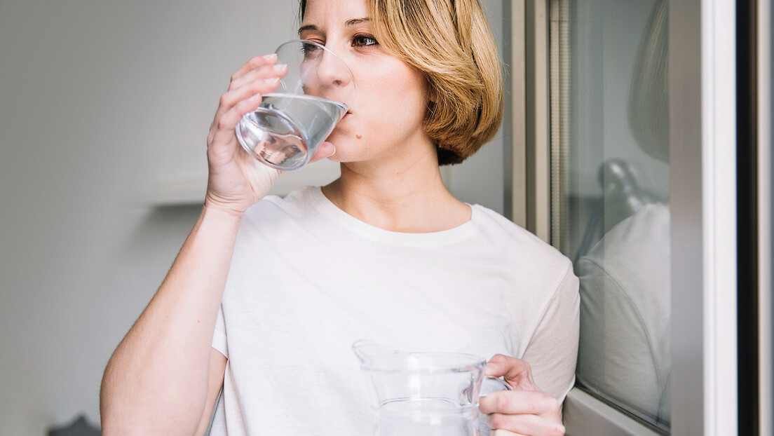 Две литре воде дневно за здравље нервног система - како конзумирање воде смањује стрес
