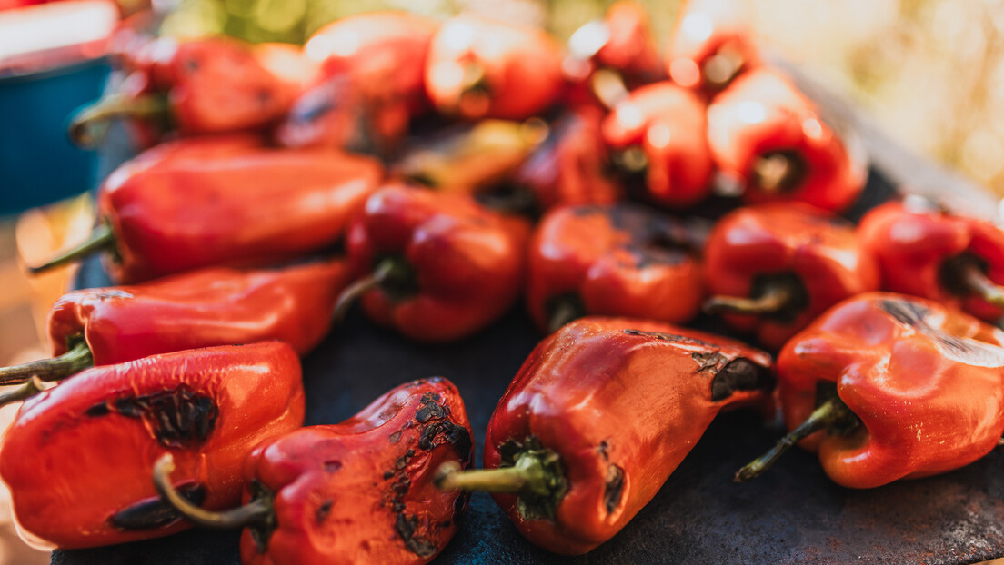 Суша и скупо поврће заљутили зимницу: Тегла ајвара скупља од килограма меса