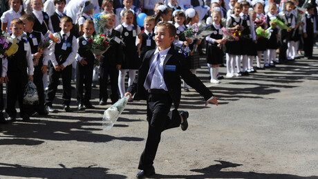Химна, прво звоно, цвеће за наставнике: Које се традиције везују за почетак школске године у Русији
