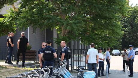 Први септембар на КиМ: Двојица дечака изведени из школског аутобуса, приведени због мајица