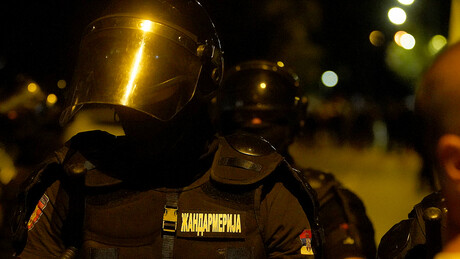 МУП: Нападнута полиција у Новом Саду, полицајац погођен циглом