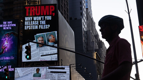 Врана врани очи не вади: Објављена прва група Епстинових досијеа