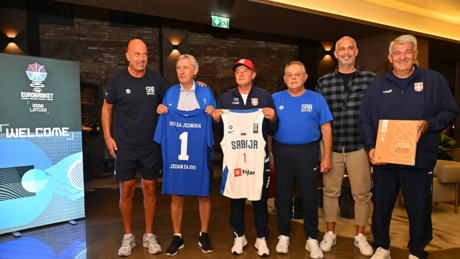 Orlovsko gnezdo u Rigi – srdačan susret fudbalske i košarkaške reprezentacije Srbije