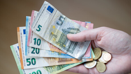 И привреда и грађани у кредитима: Колика су дуговања банкама и ко најмање касни у отплати?