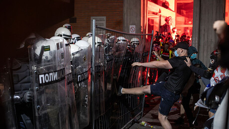 Dačić: Masovan napad na policiju u Novom Sadu, povređeno 13 policajaca