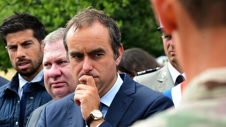 Макрон именовао новог премијера: Ко седа у врућу столицу