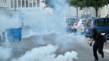 "Спалите Матињон као у Непалу": У Француској гори – немири и потпуни колапс (ВИДЕО)