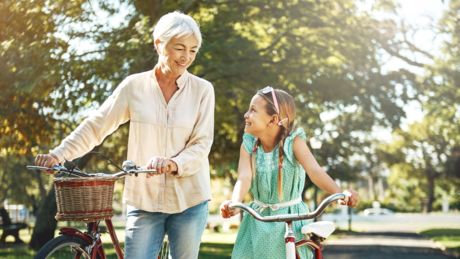 Како унуци помажу бакама и декама да буду здрави и живе дуже