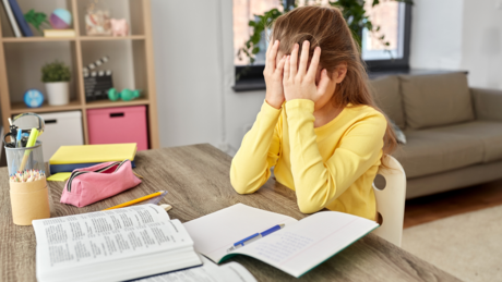 Руски психолог објаснио како препознати код деце стрес због почетка школе и како их подржати