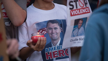 FBI objavio novi snimak osumnjičenog za ubistvo Čarlija Kirka (VIDEO)