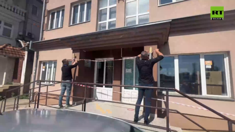 Albanci preuzimaju zgradu PIO i  RFZO fonda u Kosovskoj Mitrovici – skinuta srpska zastava (VIDEO)