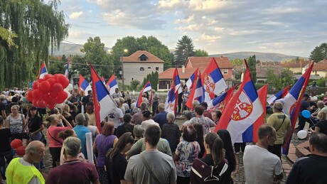 Скупови за и против блокада: Са грађанима на Бањици и председник Вучић