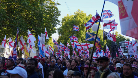 Стармер о протестима: Нећемо толерисати нападе на полицију