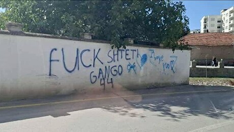 Још један удар на српске светиње на КиМ: На зиду дворишта цркве у Витини исписани погрдни графити