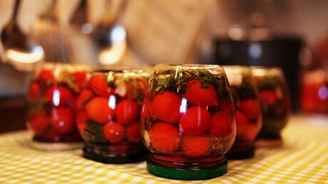 Зимнице су поново у тренду у Русији: Све је већа потражња за основним састојцима за туршије и џемове