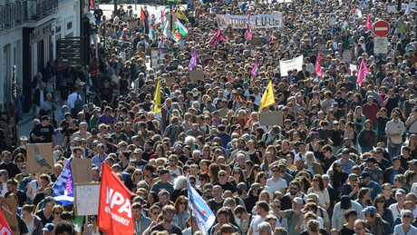 Протести у Француској: Синдикати се жале на реаговање полиције, студенти блокирали фабрике оружја