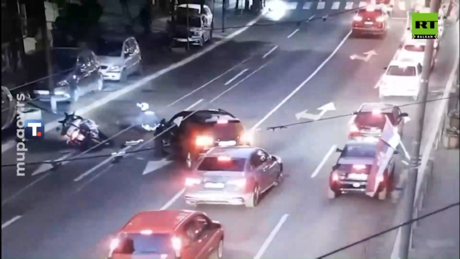 Протест и удес у Таковској: Возач службеног аутомобила Н1 налетео на полицијски мотоцикл (ВИДЕО)