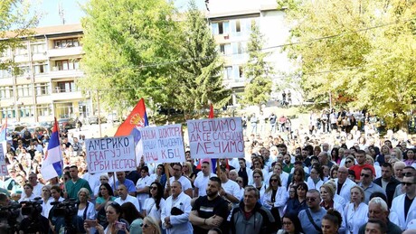 Protest u Kosovskoj Mitrovici protiv upada Kurtijeve policije (VIDEO)