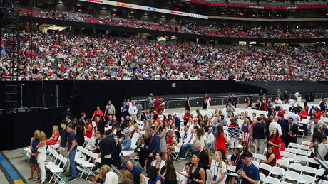 Хиљаде људи на комеморацији Чарлију Кирку: Почаст ће одати и Трамп