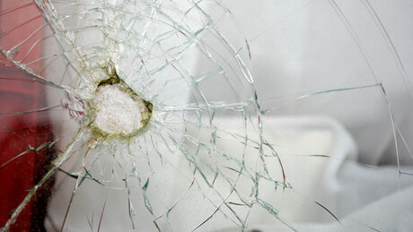 Napadi na Srbe ne prestaju: Kamenovan autobus u južnom delu Kosovske Mitrovice