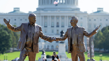 Mesec prijateljstva u Vašingtonu: Tramp i Epstin plešu u parku