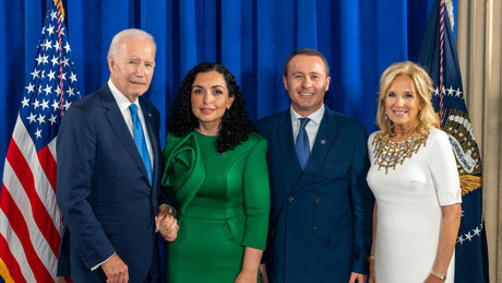 Од топлог Бајденовог загрљаја до пустог ходника: Како је Вјоса Османи дочекана у САД и шта то значи?