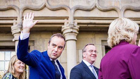 Врућа столица: Само што је постао премијер, Лекорни пред сменом