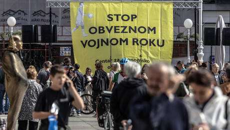 "Prosvjedi" u Zagrebu: Ko neće da služi vojsku, a ko brani ustaški pozdrav (VIDEO)