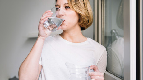 Две литре воде дневно за здравље нервног система - како конзумирање воде смањује стрес