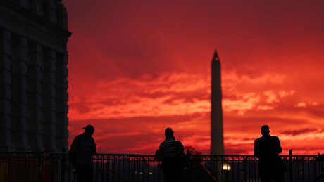 Уз музику маријачија и са лажним брковима: Влада САД иде у застој