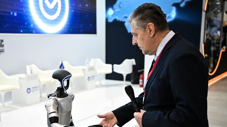 Robot Volođa dobio stalan posao: Od sada je pomoćnik poslanika ruske Državne dume (VIDEO)