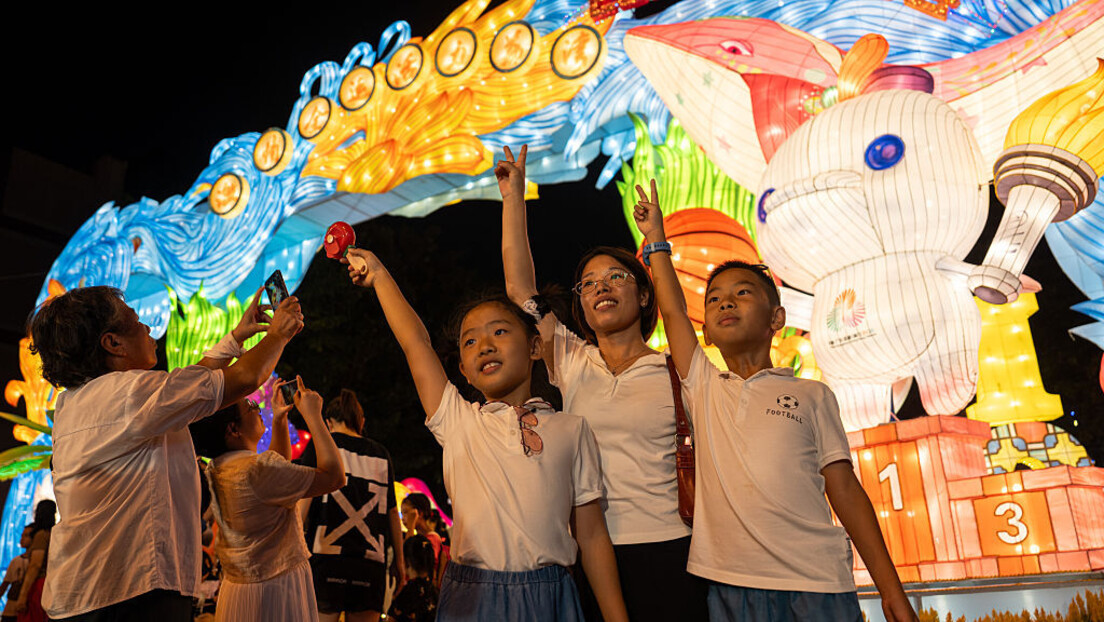Kinezi proslavljaju Festival sredine jeseni: Ne nameravaju da odustanu od porodičnih vrednosti