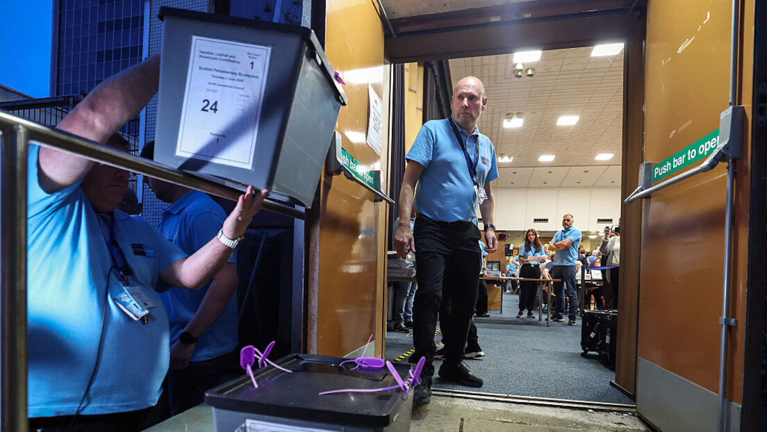 Britanska kruna demokratije: Maloletnici na biralištima uz posedovanje platne kartice