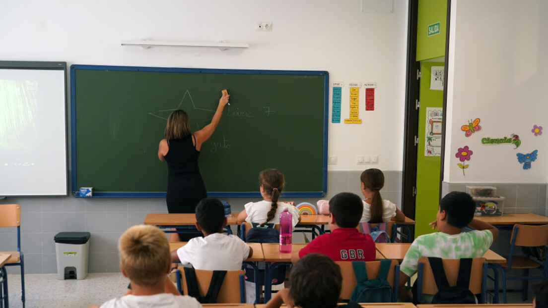 РТ Балкан истражује: Шта се дешава са "хитним" законом о националним уџбеницима