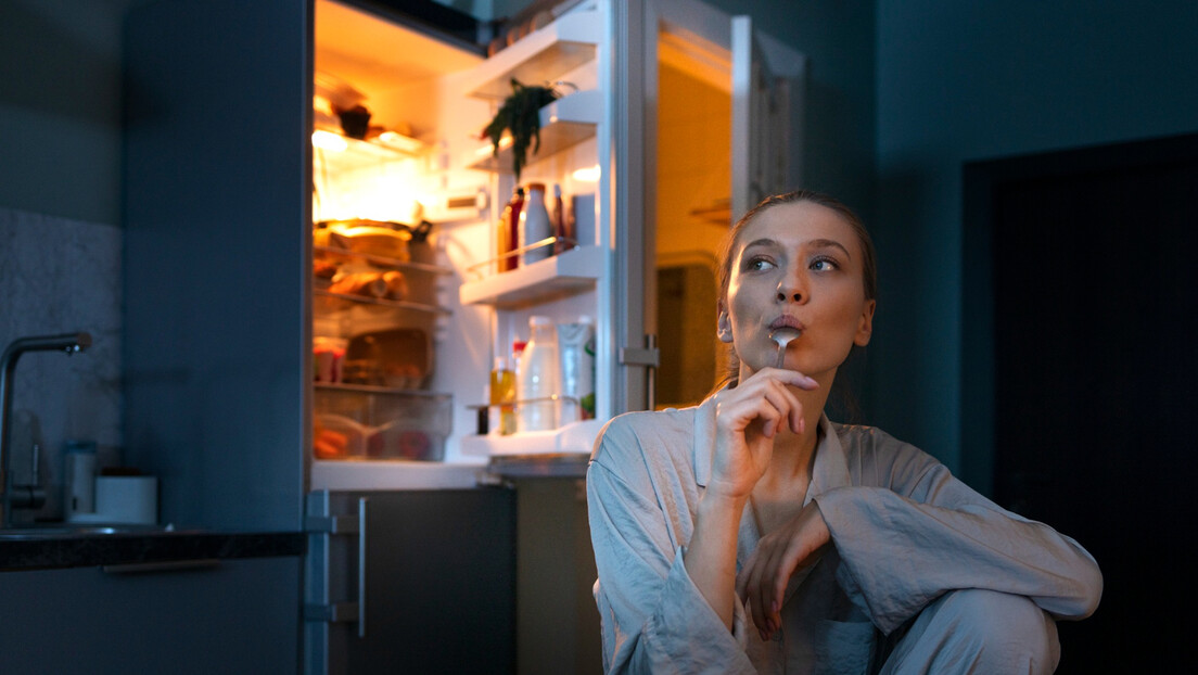 Zašto roditelji krišom uživaju u grickalicama, da deca ne vide